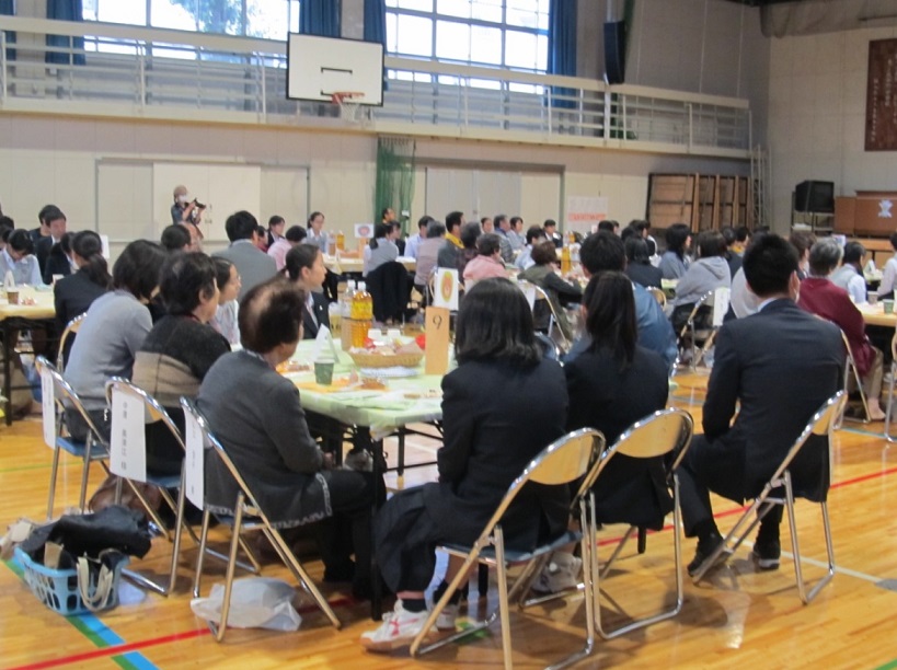 中学校の茶話会のサポート（2019年11月11日掲載）