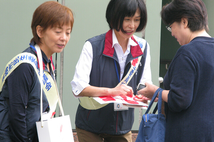 赤い羽根共同募金活動への協力［2018年5月28日掲載］